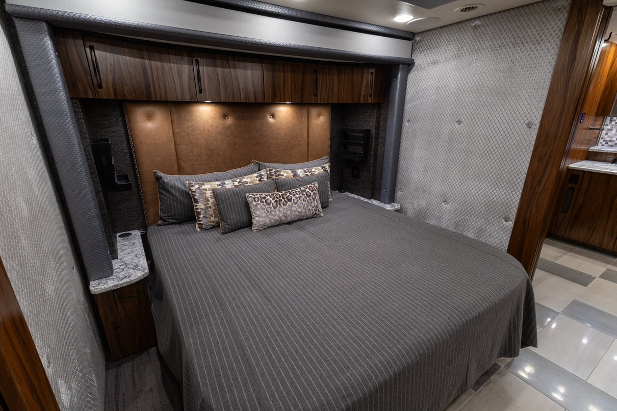 2019 Foretravel iH 45 gallery image-24
