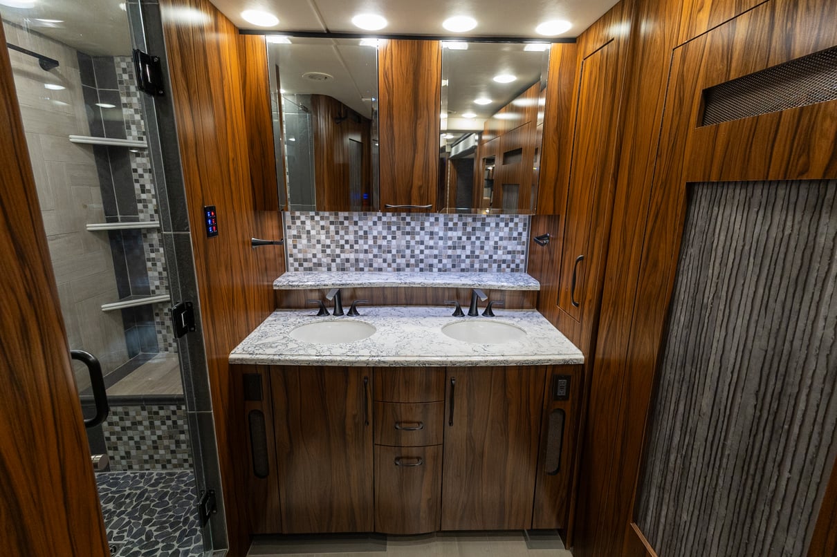 2019 Foretravel iH 45 gallery image-28