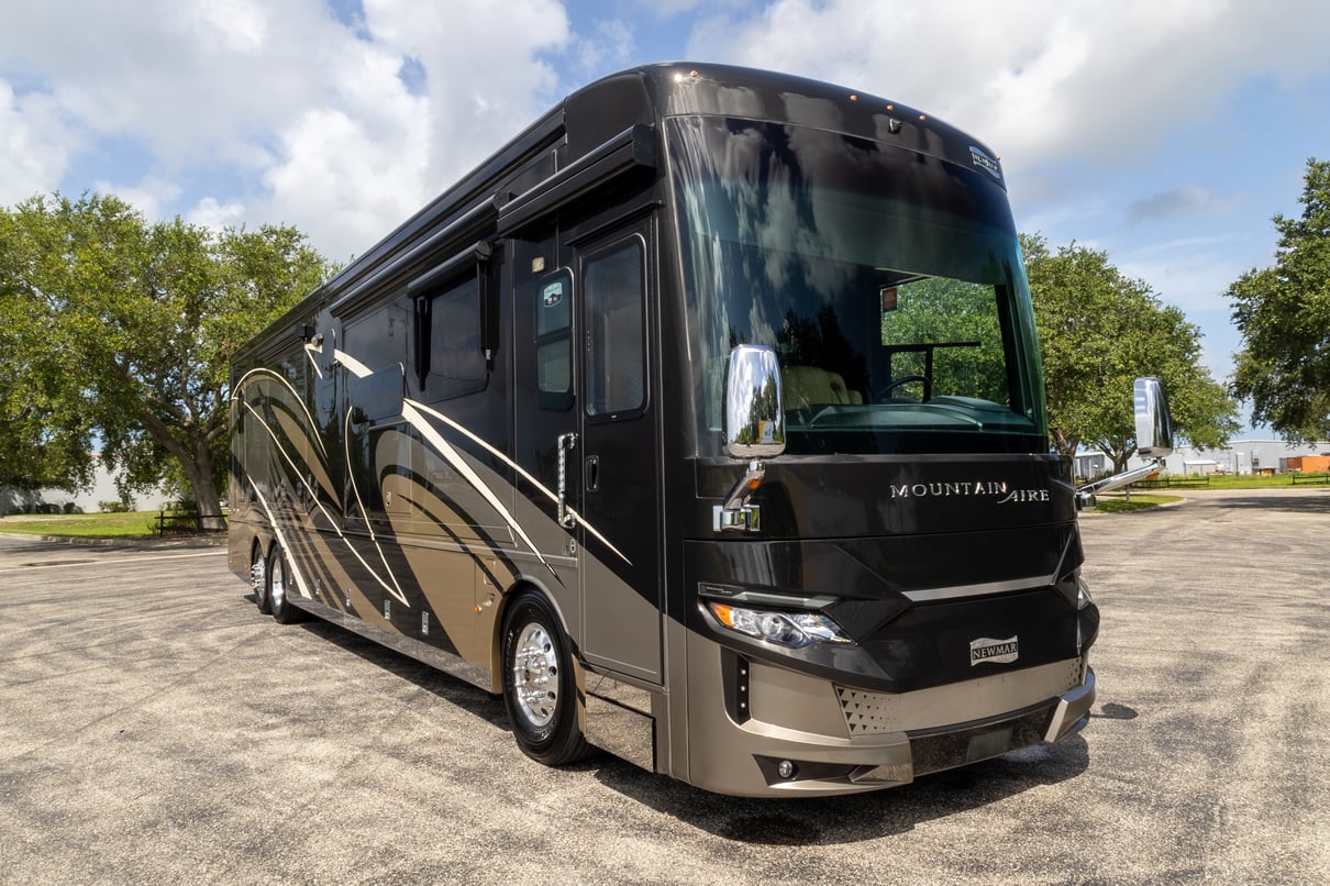 2020 Newmar Mountain Aire 4551 gallery image-1