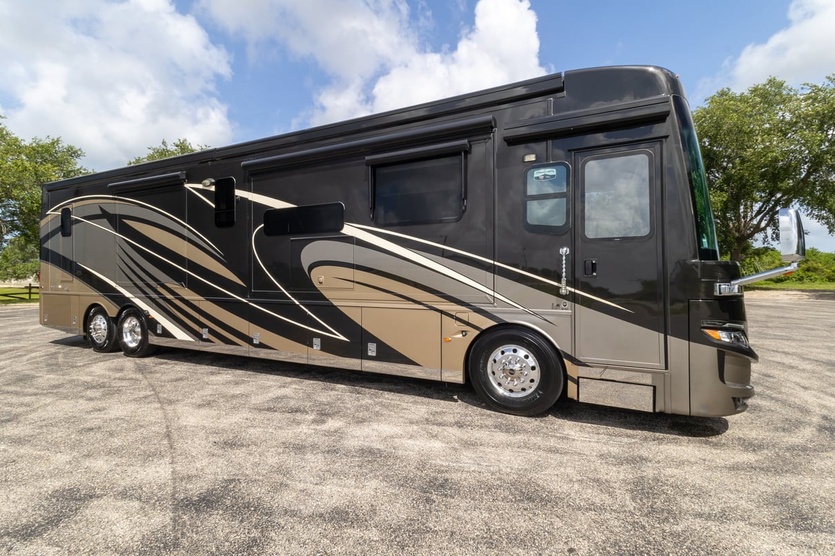 2020 Newmar Mountain Aire 4551 gallery image-2