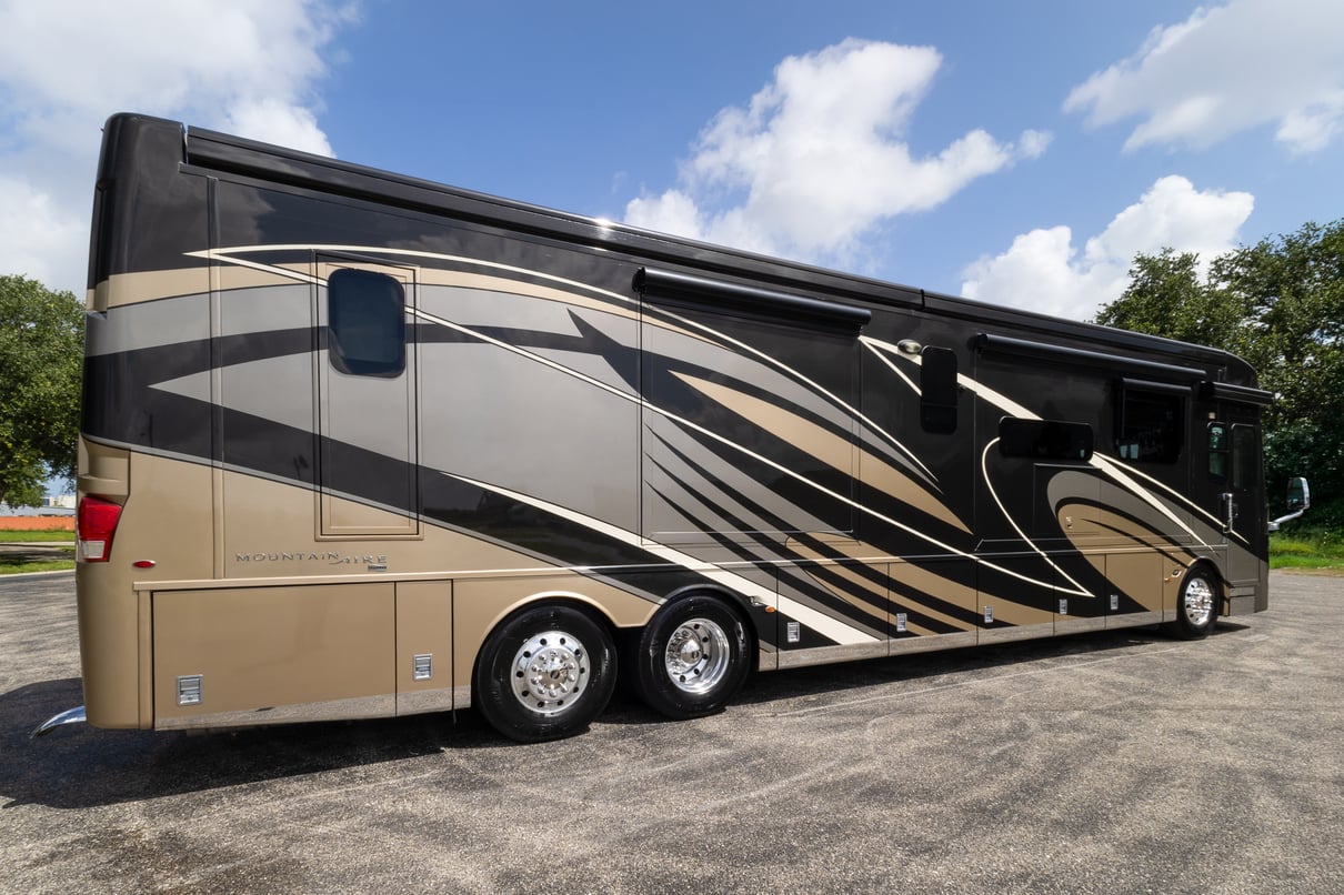 2020 Newmar Mountain Aire 4551 gallery image-4