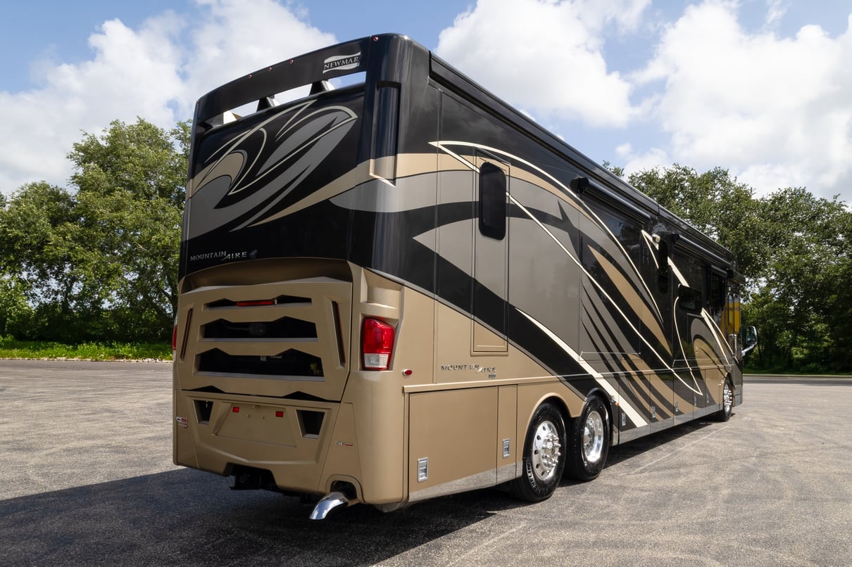 2020 Newmar Mountain Aire 4551 gallery image-5