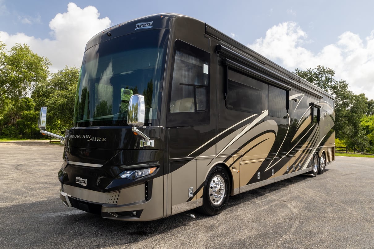 2020 Newmar Mountain Aire 4551 gallery image-11