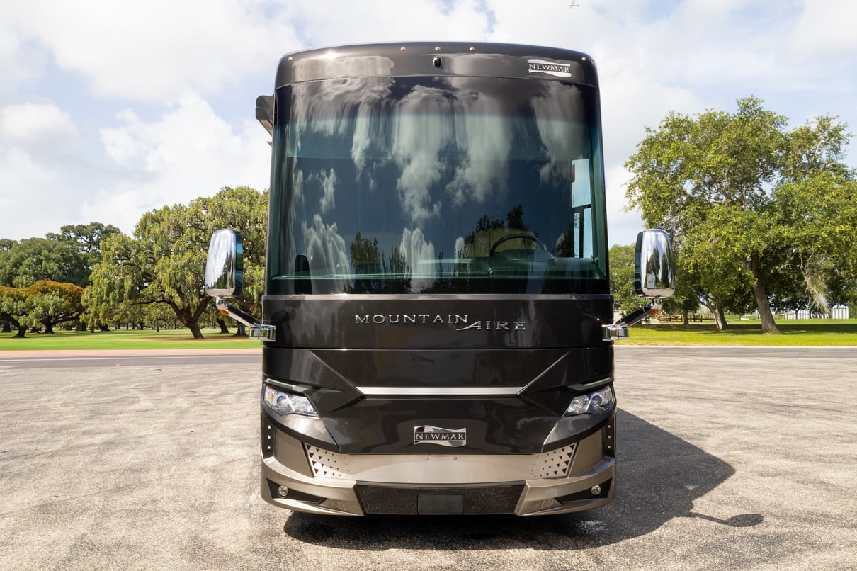 2020 Newmar Mountain Aire 4551 gallery image-12