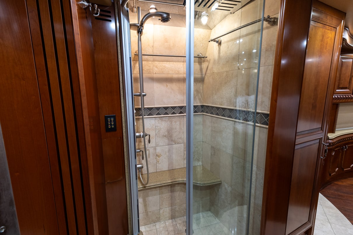2009 Prevost Liberty H3 45 gallery image-25
