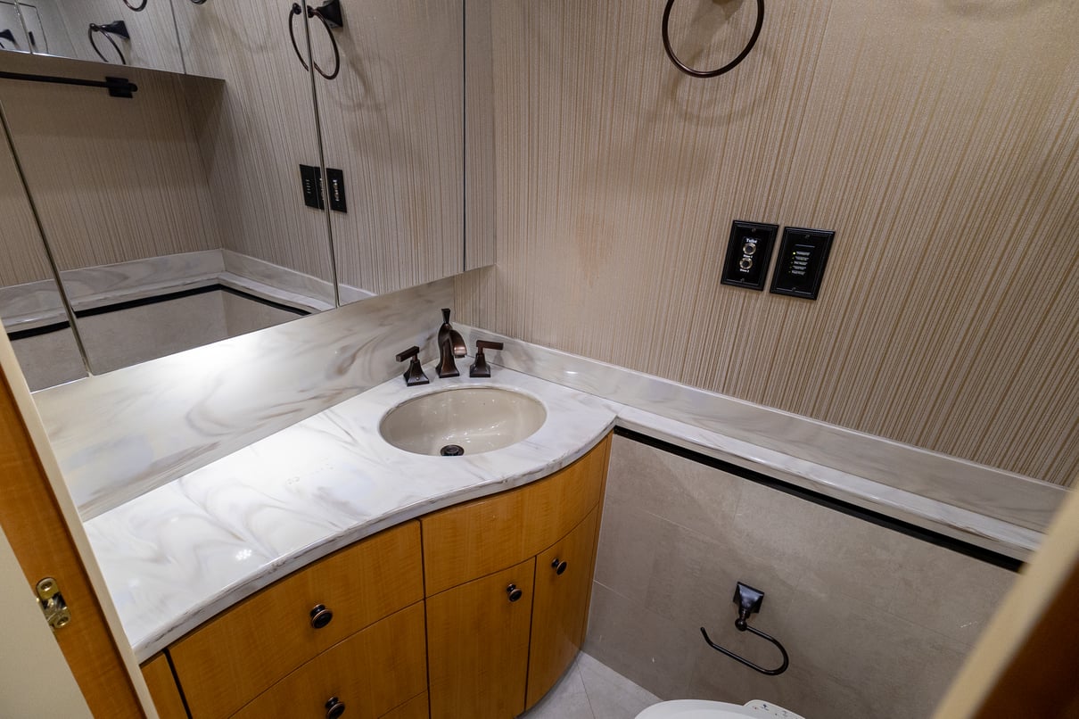 2014 Prevost Millennium H3 45 gallery image-21