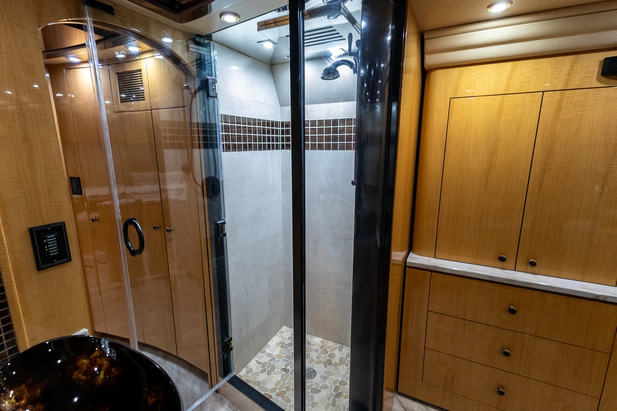 2014 Prevost Millennium H3 45 gallery image-24