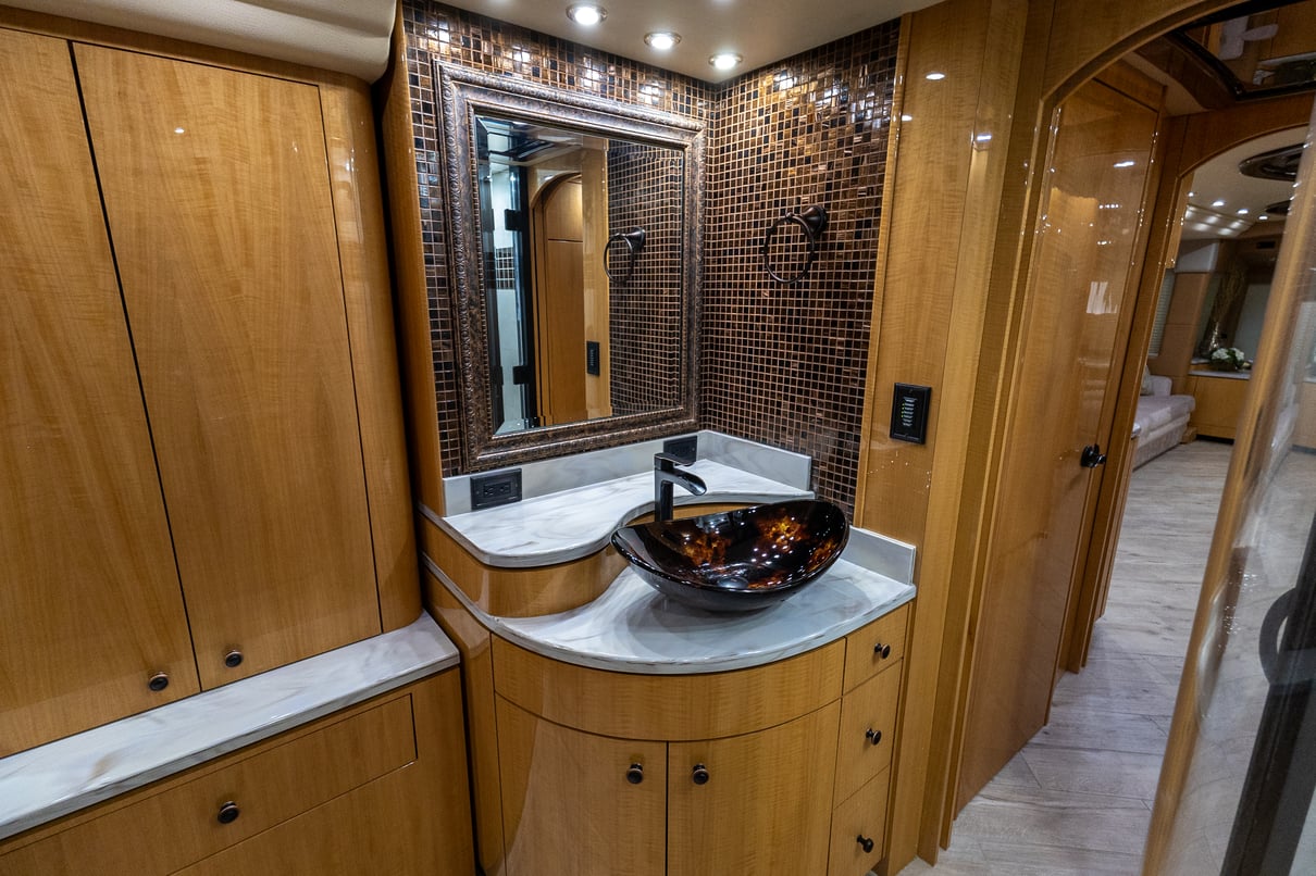 2014 Prevost Millennium H3 45 gallery image-25