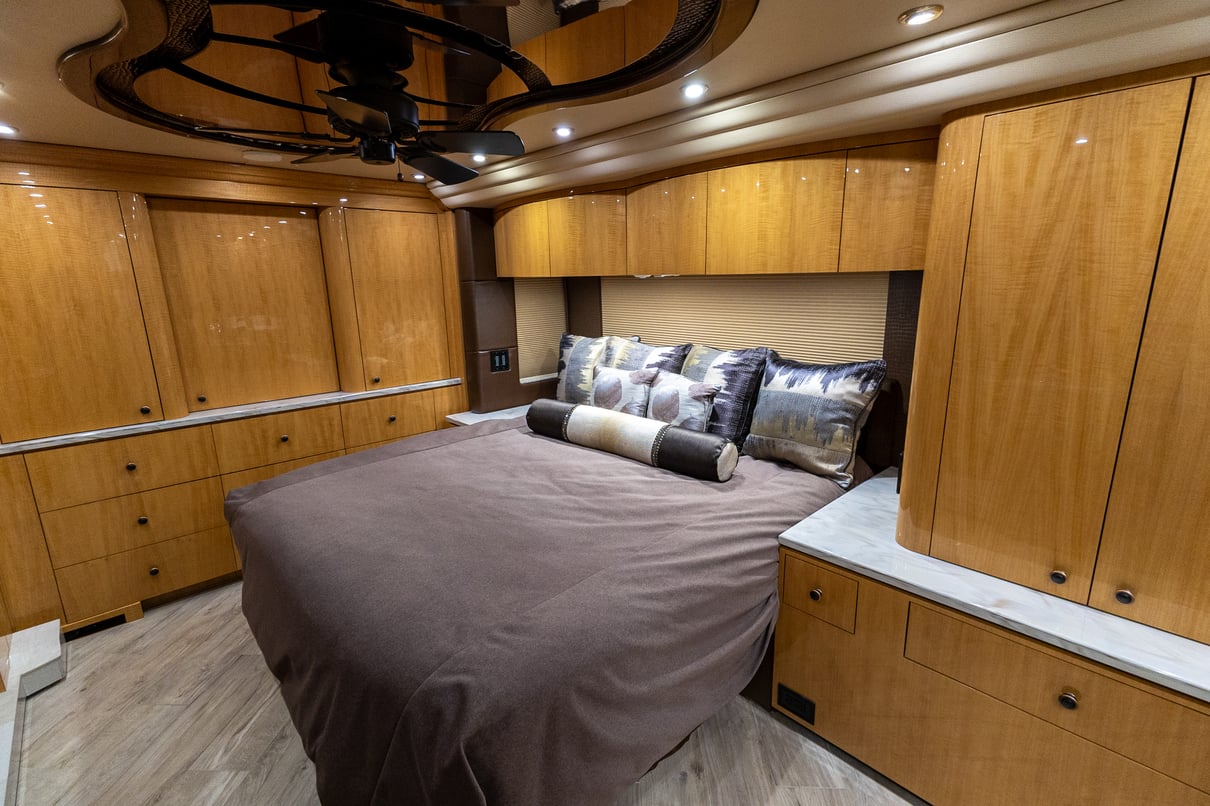 2014 Prevost Millennium H3 45 gallery image-26