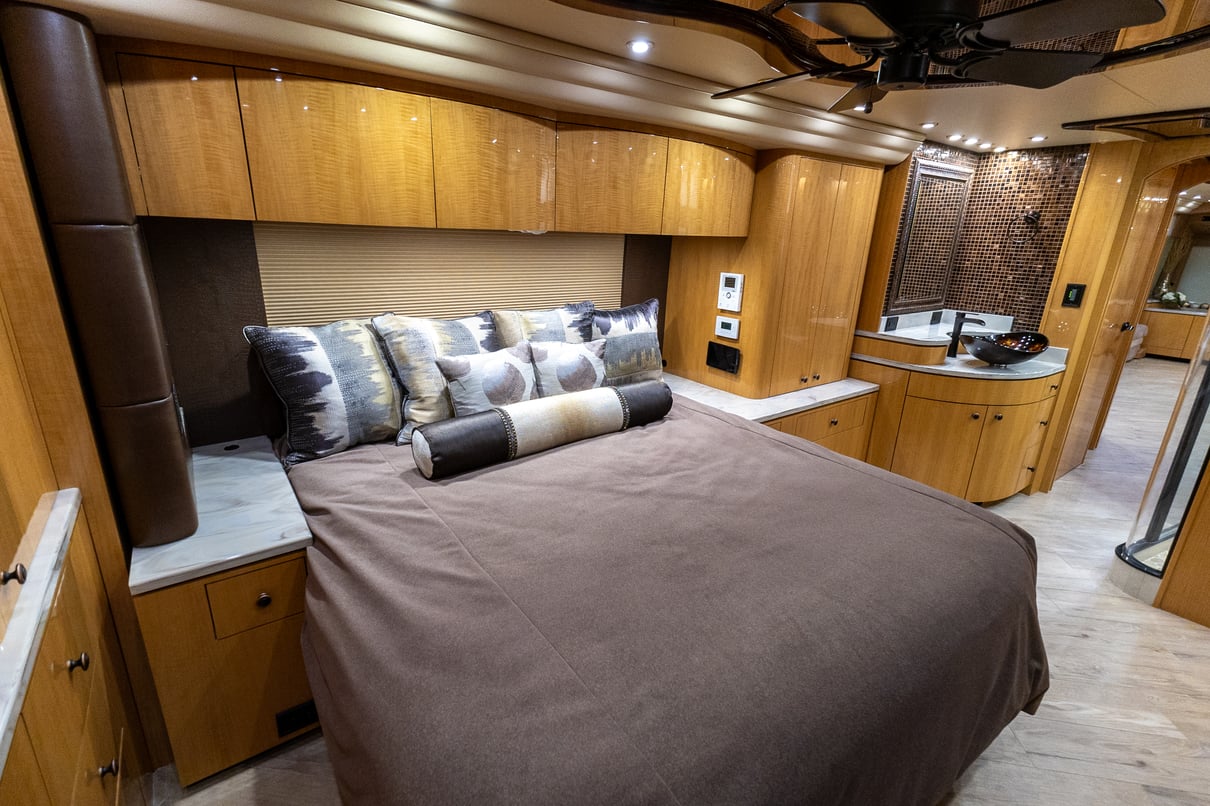 2014 Prevost Millennium H3 45 gallery image-28