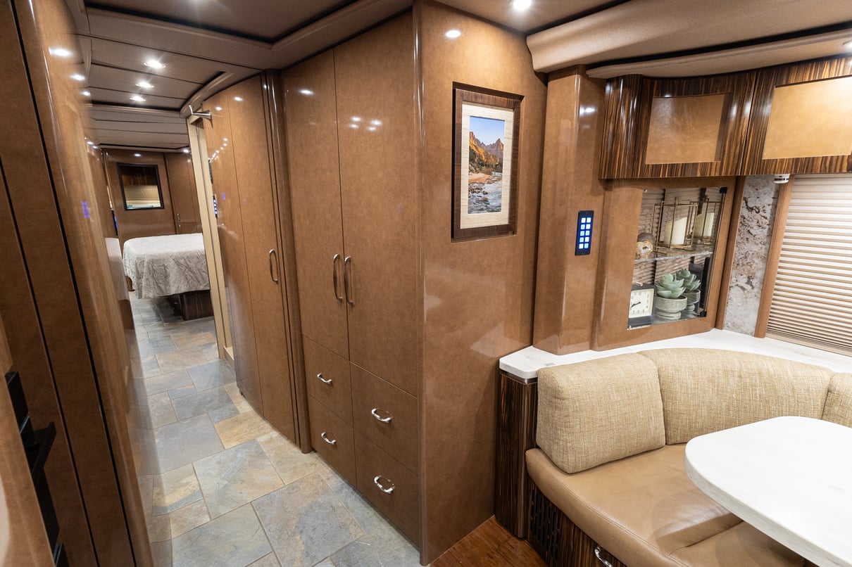 2020 Prevost Marathon H3-45 gallery image-17