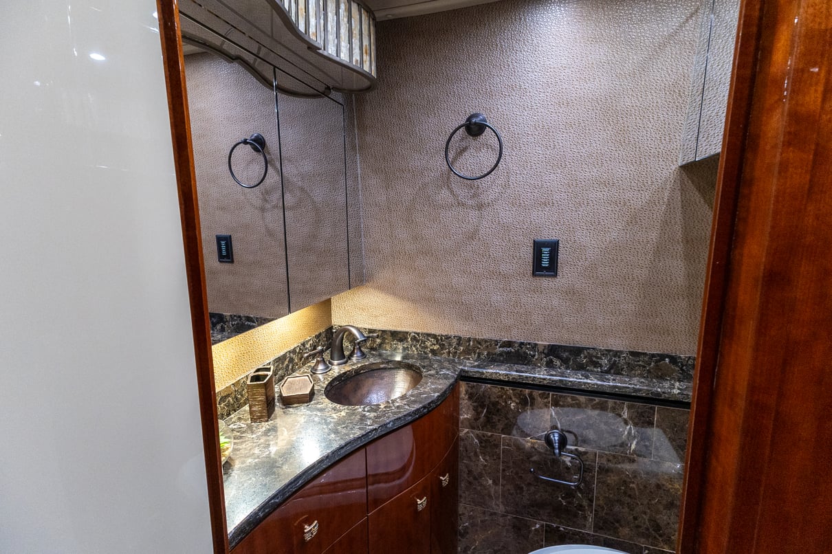 2016 Prevost Millennium H3 45 gallery image-23