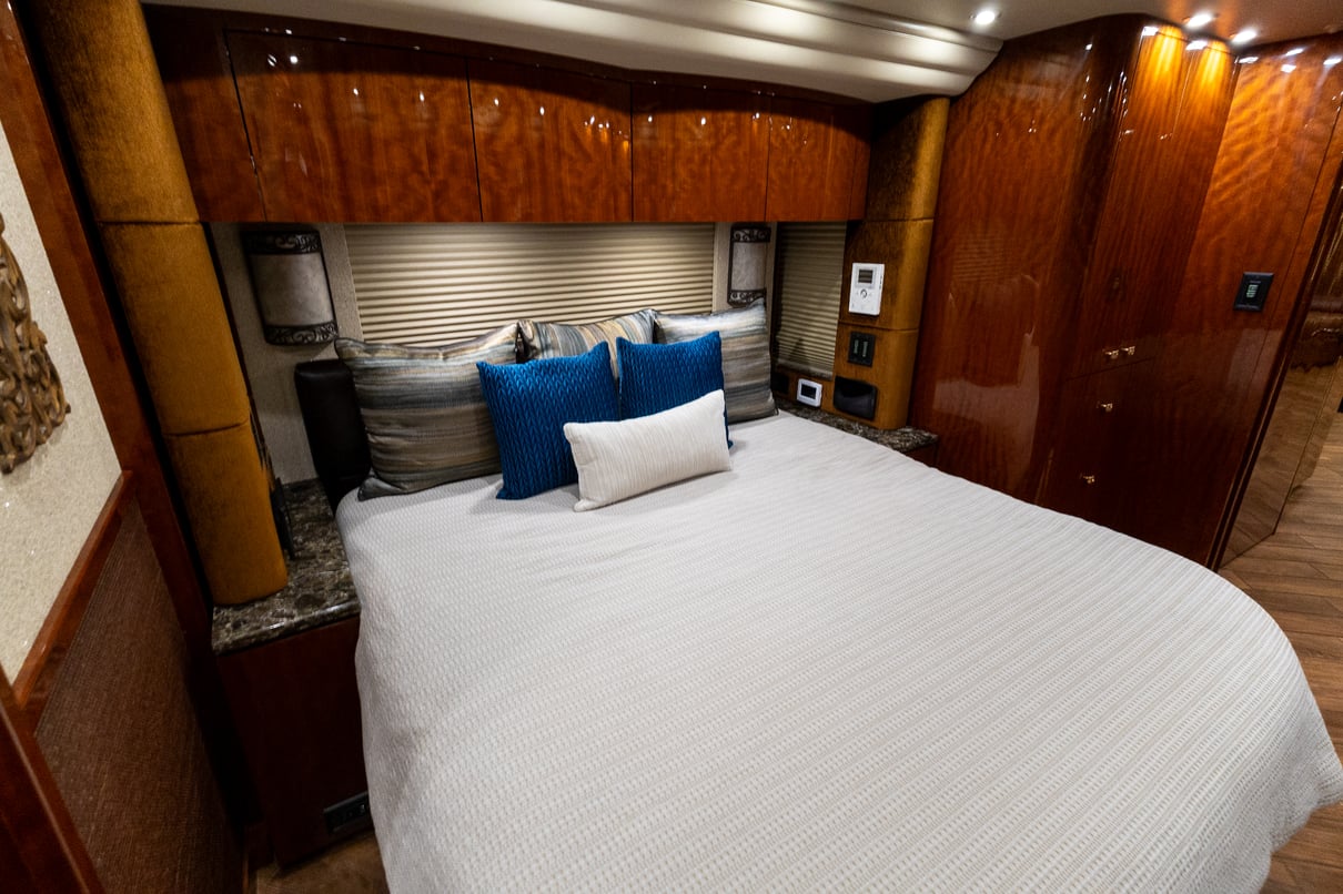 2016 Prevost Millennium H3 45 gallery image-27