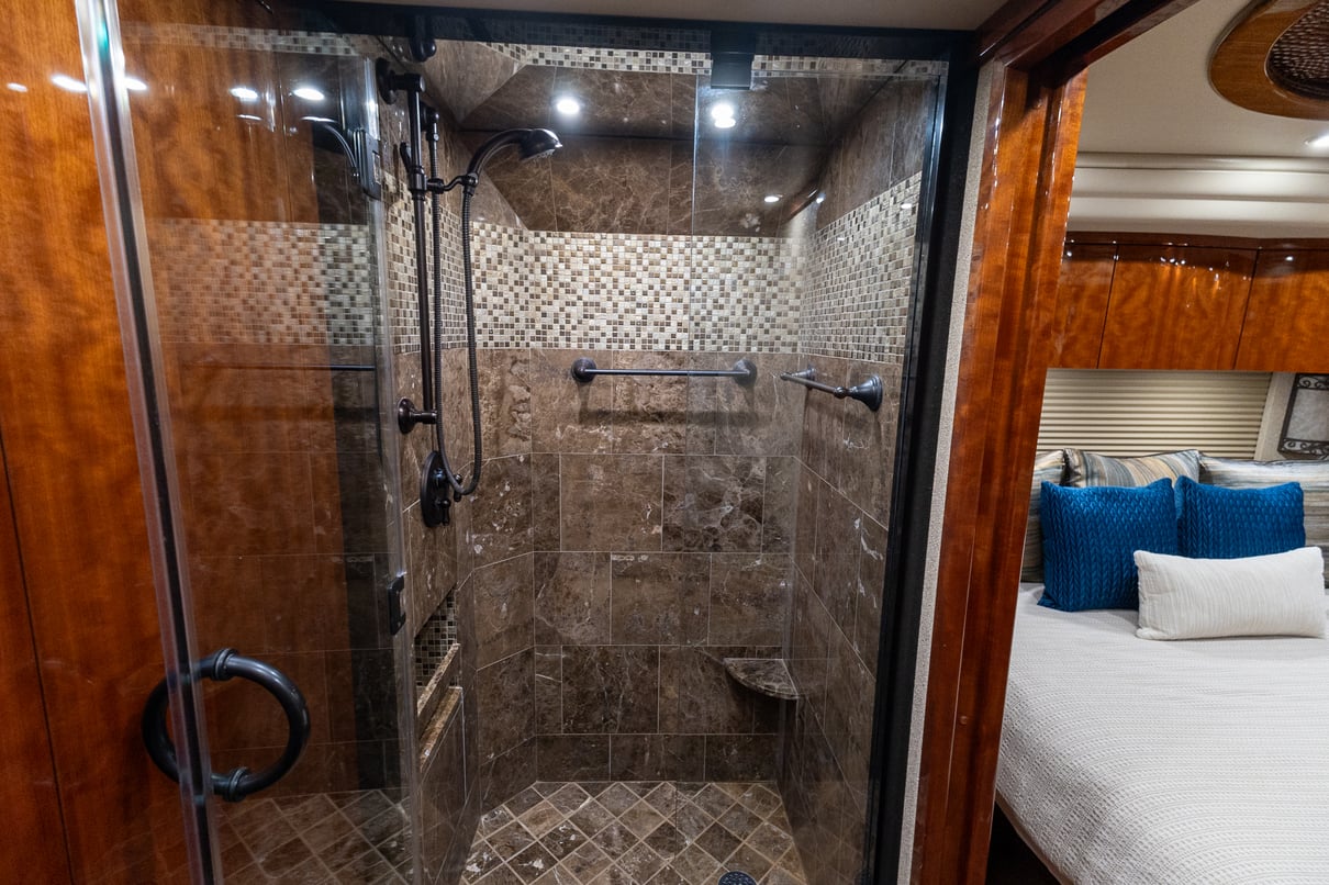 2016 Prevost Millennium H3 45 gallery image-30