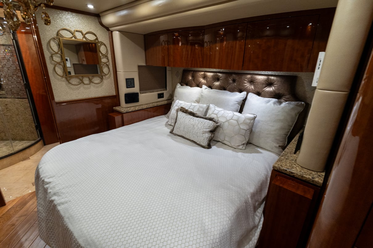2016 Prevost Millennium H3 45 gallery image-24