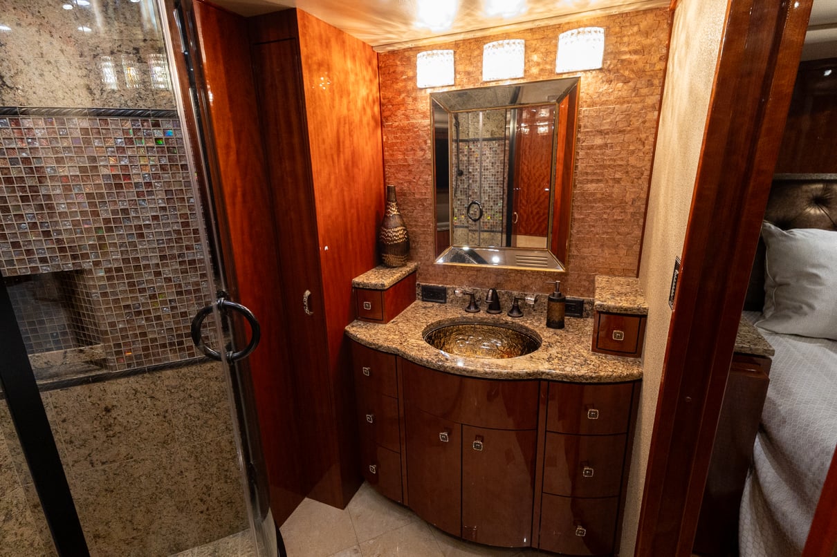 2016 Prevost Millennium H3 45 gallery image-28