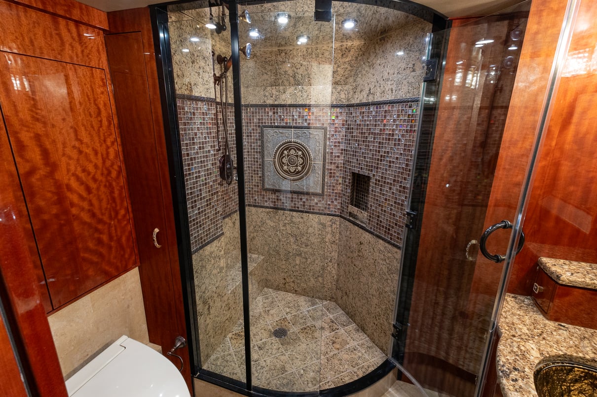 2016 Prevost Millennium H3 45 gallery image-29