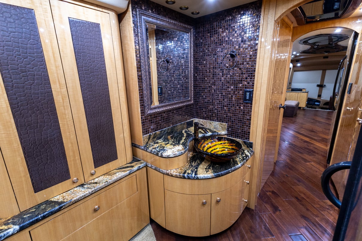 2014 Prevost Millennium H3 45 gallery image-24