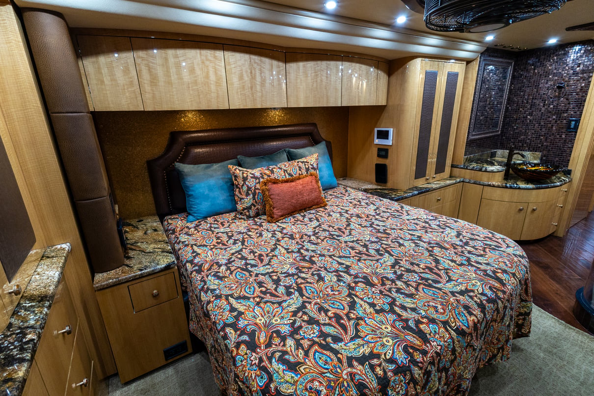 2014 Prevost Millennium H3 45 gallery image-27