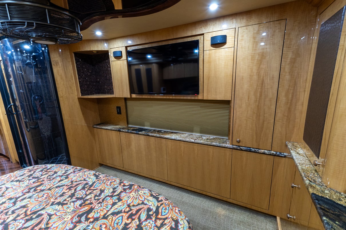 2014 Prevost Millennium H3 45 gallery image-28