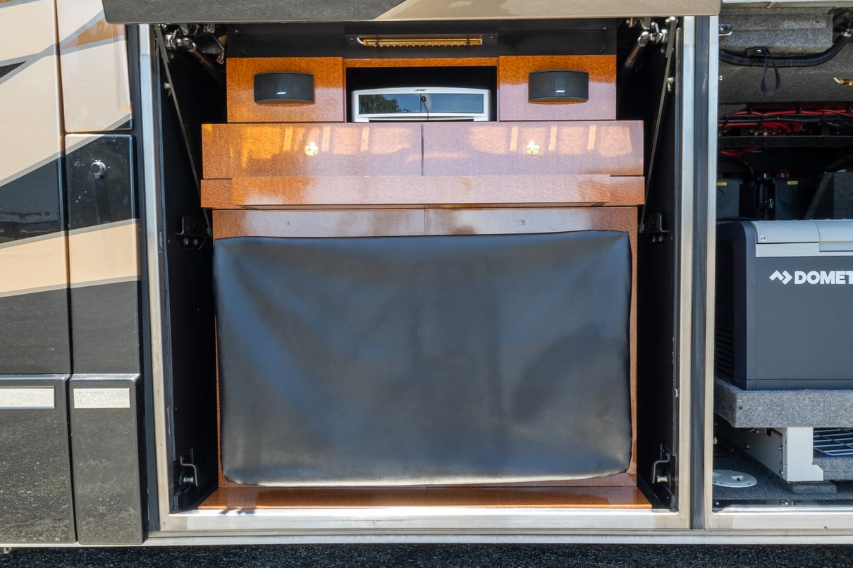 2014 Prevost Millennium H3 45 gallery image-35