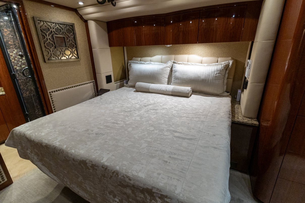 2013 Prevost Millennium H3 45 gallery image-24