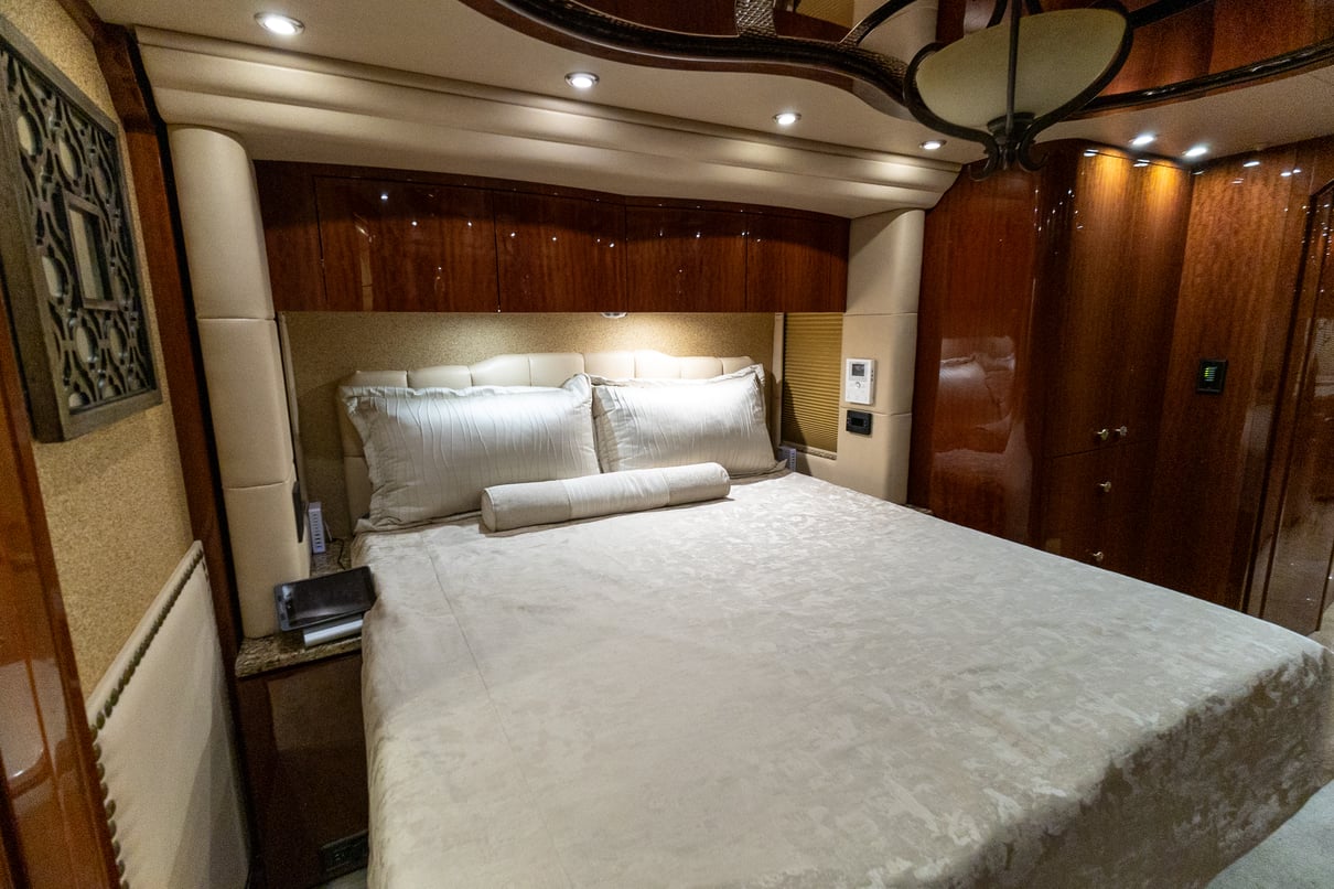 2013 Prevost Millennium H3 45 gallery image-26