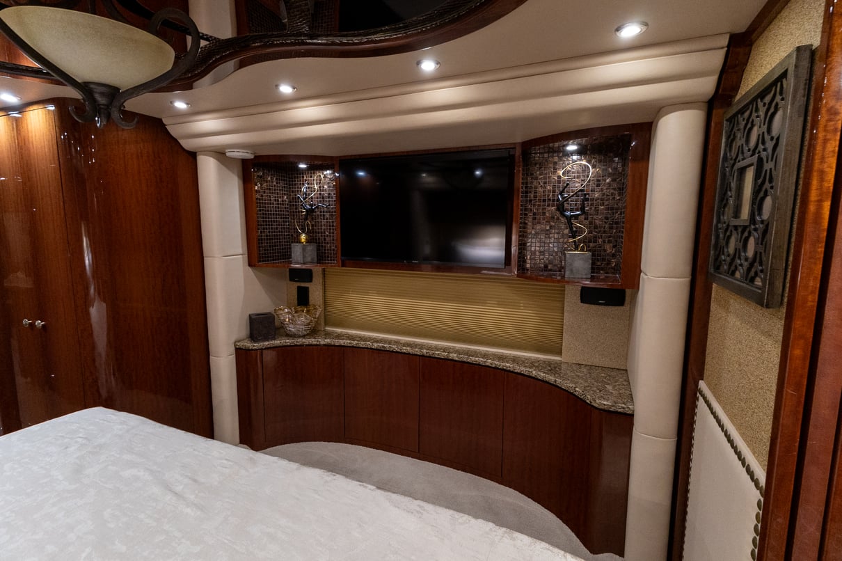 2013 Prevost Millennium H3 45 gallery image-27