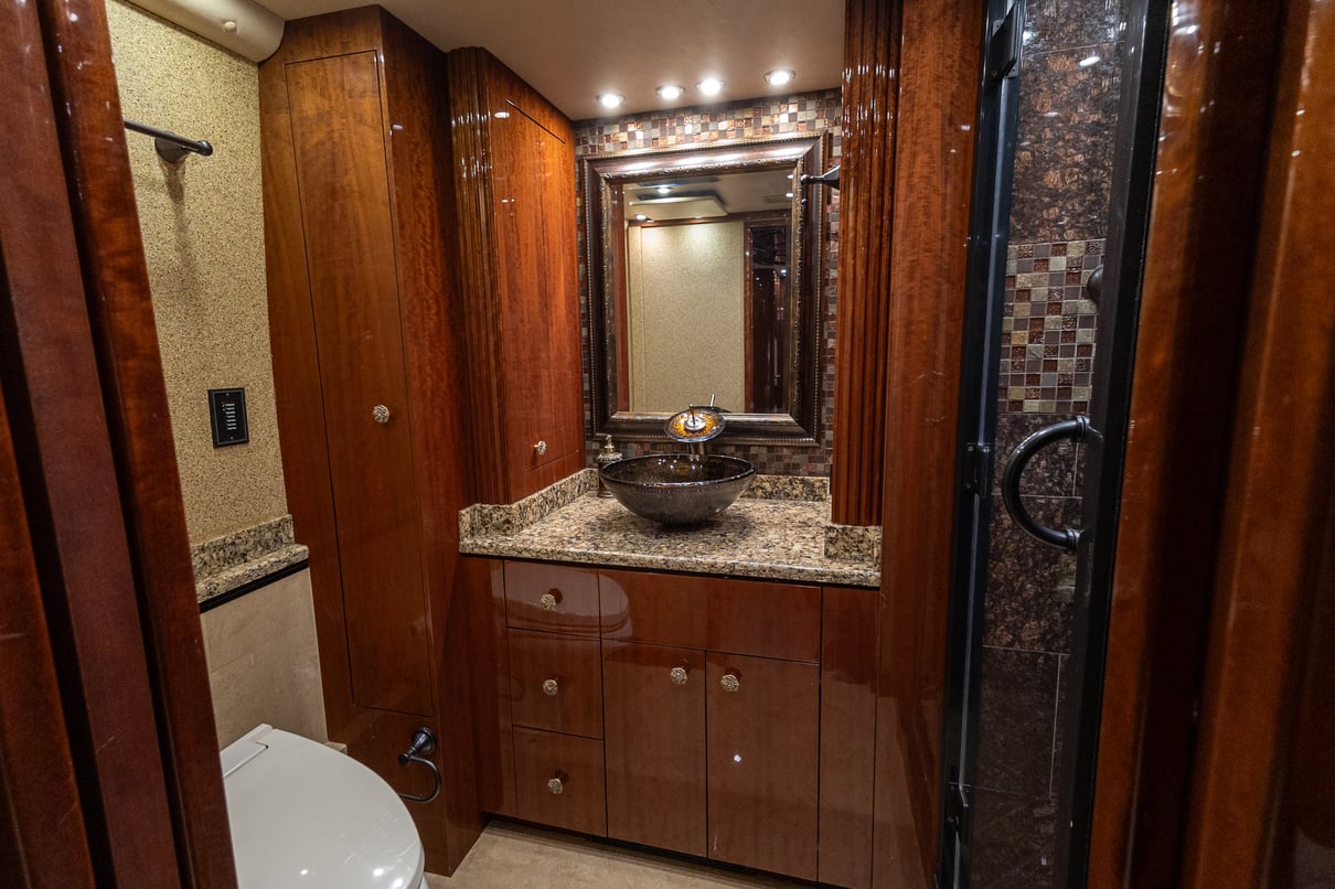 2013 Prevost Millennium H3 45 gallery image-28