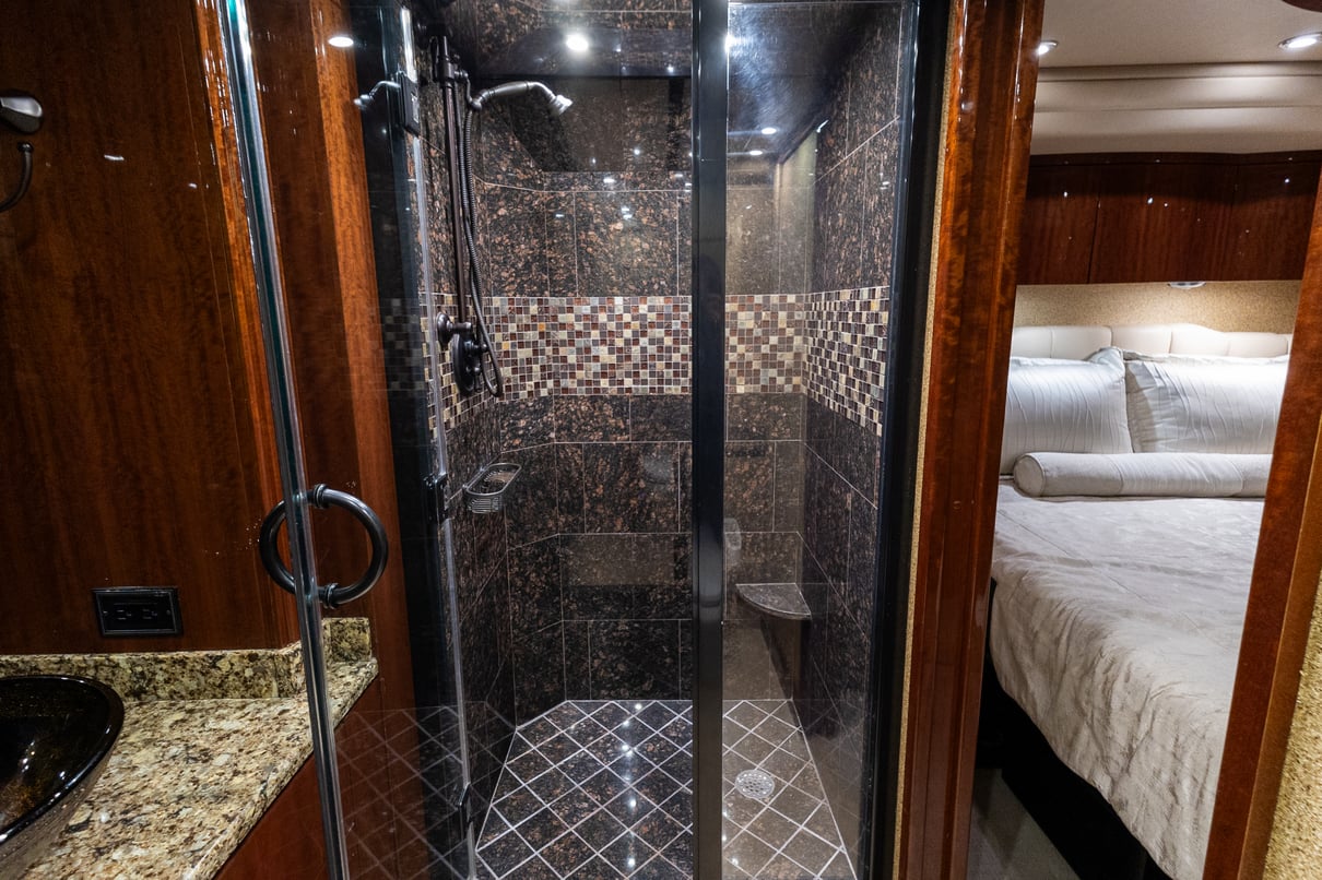 2013 Prevost Millennium H3 45 gallery image-29
