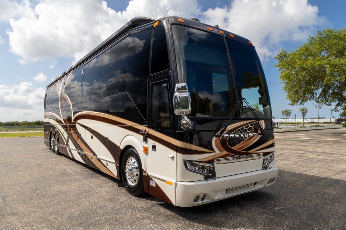 2015 Prevost Millennium H3 45 gallery image-1