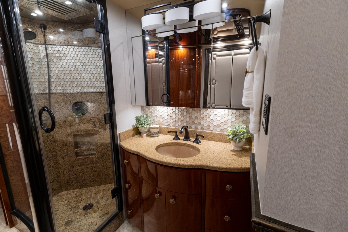2015 Prevost Millennium H3 45 gallery image-24