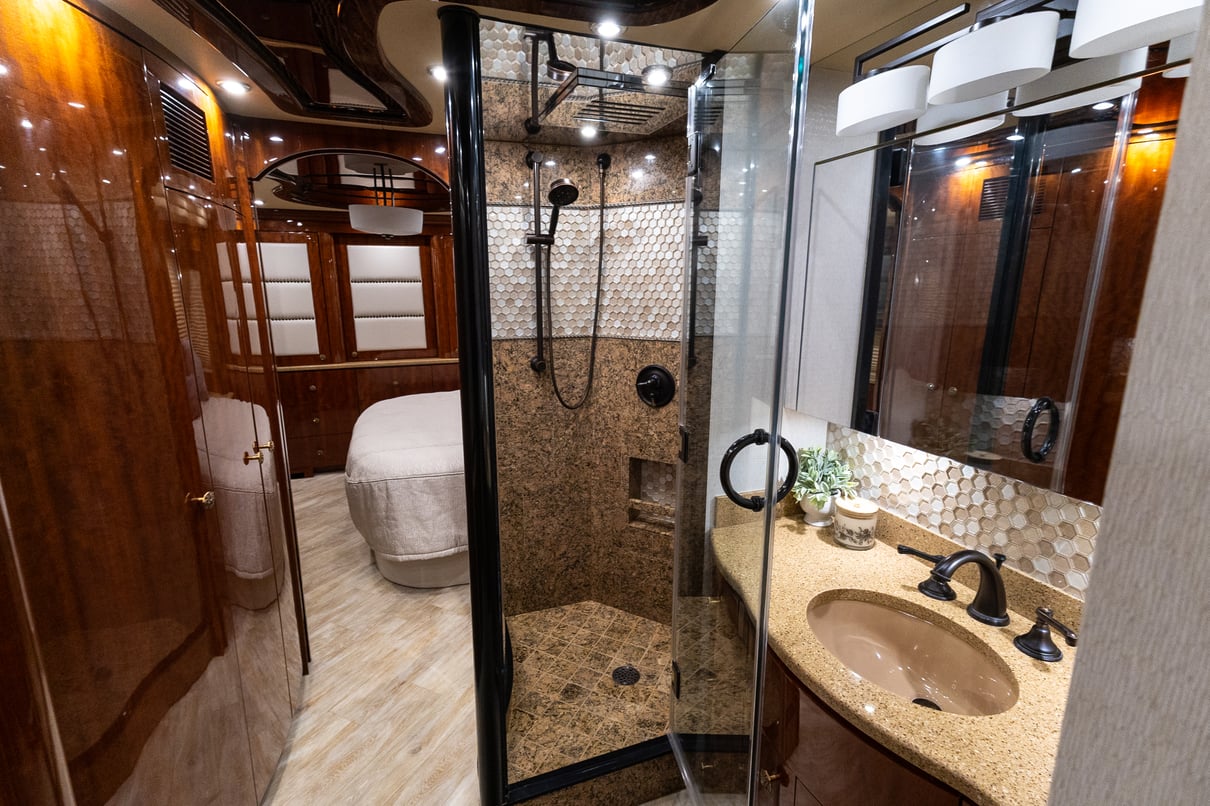 2015 Prevost Millennium H3 45 gallery image-25