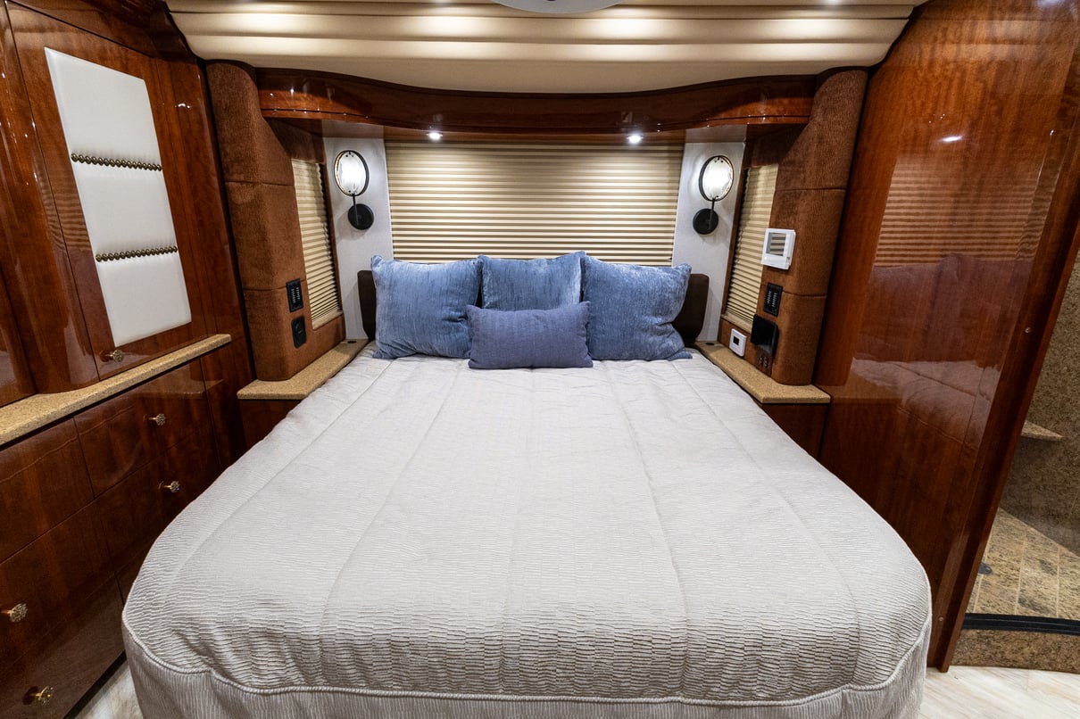 2015 Prevost Millennium H3 45 gallery image-27