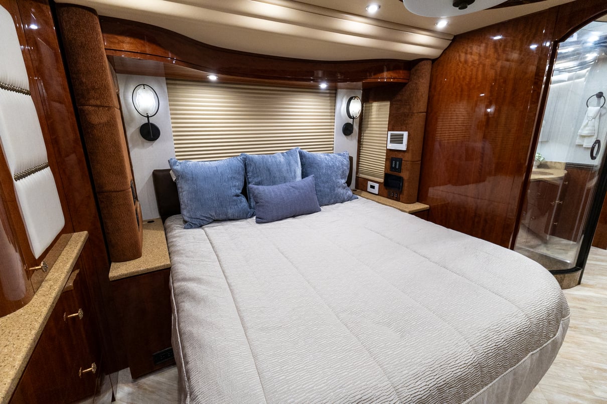 2015 Prevost Millennium H3 45 gallery image-28