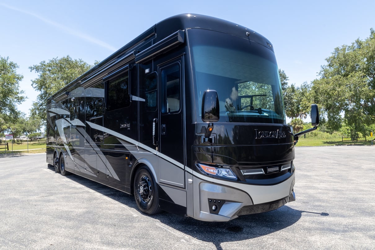 2025 Newmar London Aire 4595 gallery image-1