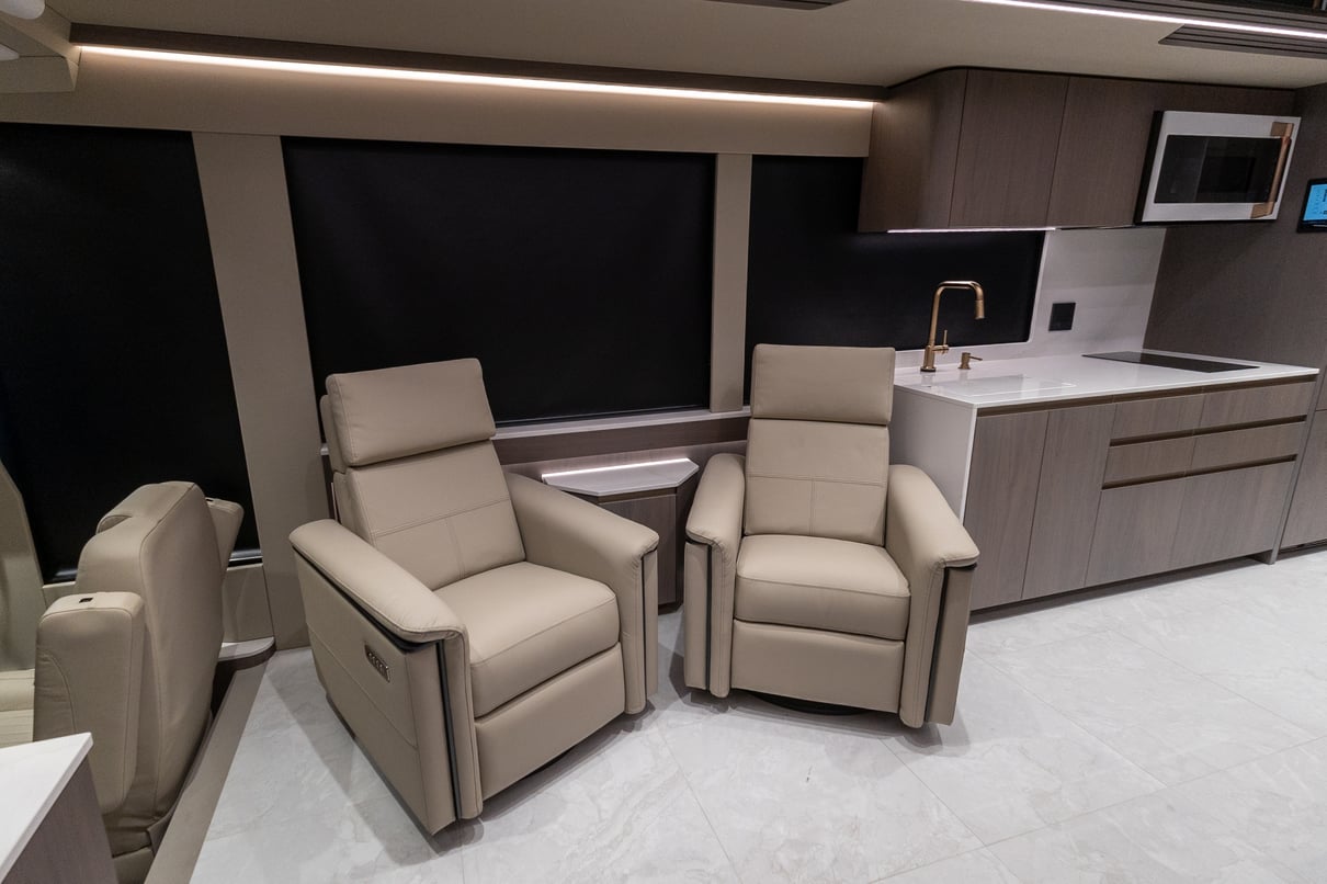 2027 Prevost Loki H3 45 gallery image-17