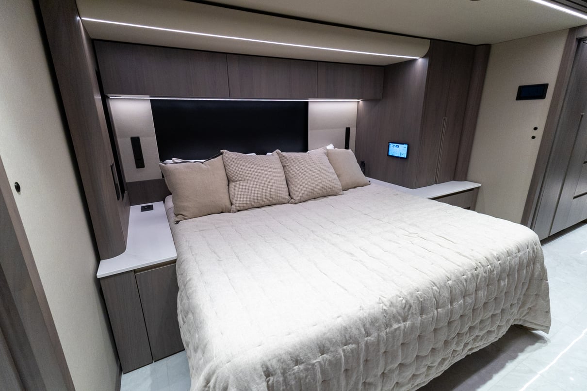 2027 Prevost Loki H3 45 gallery image-26
