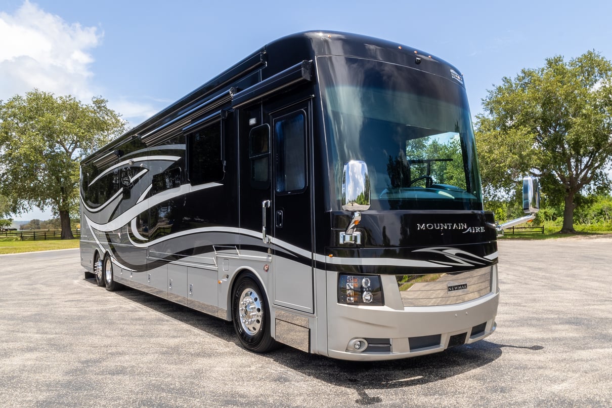 2019 Newmar Mountain Aire 4534 gallery image-1