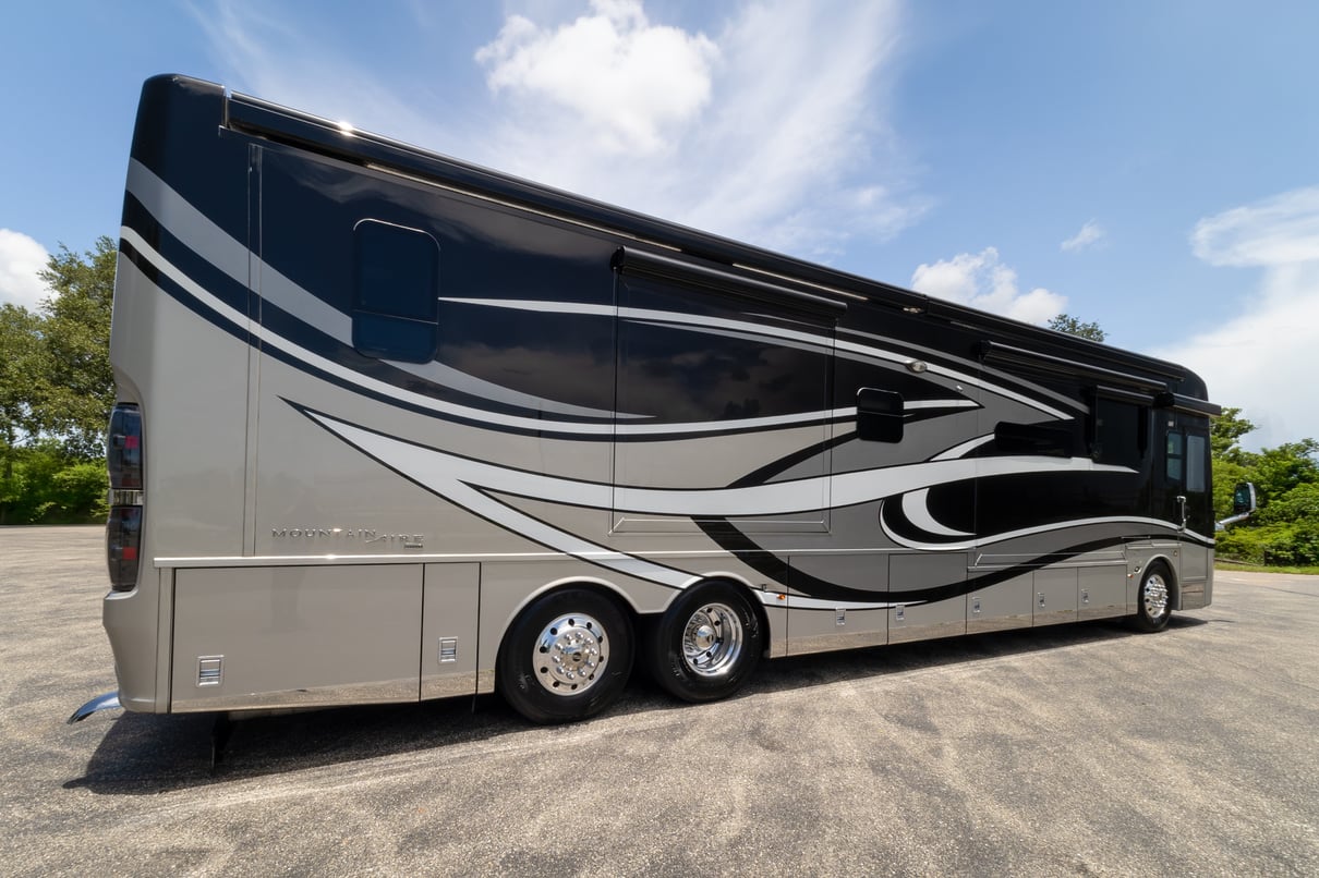 2019 Newmar Mountain Aire 4534 gallery image-4