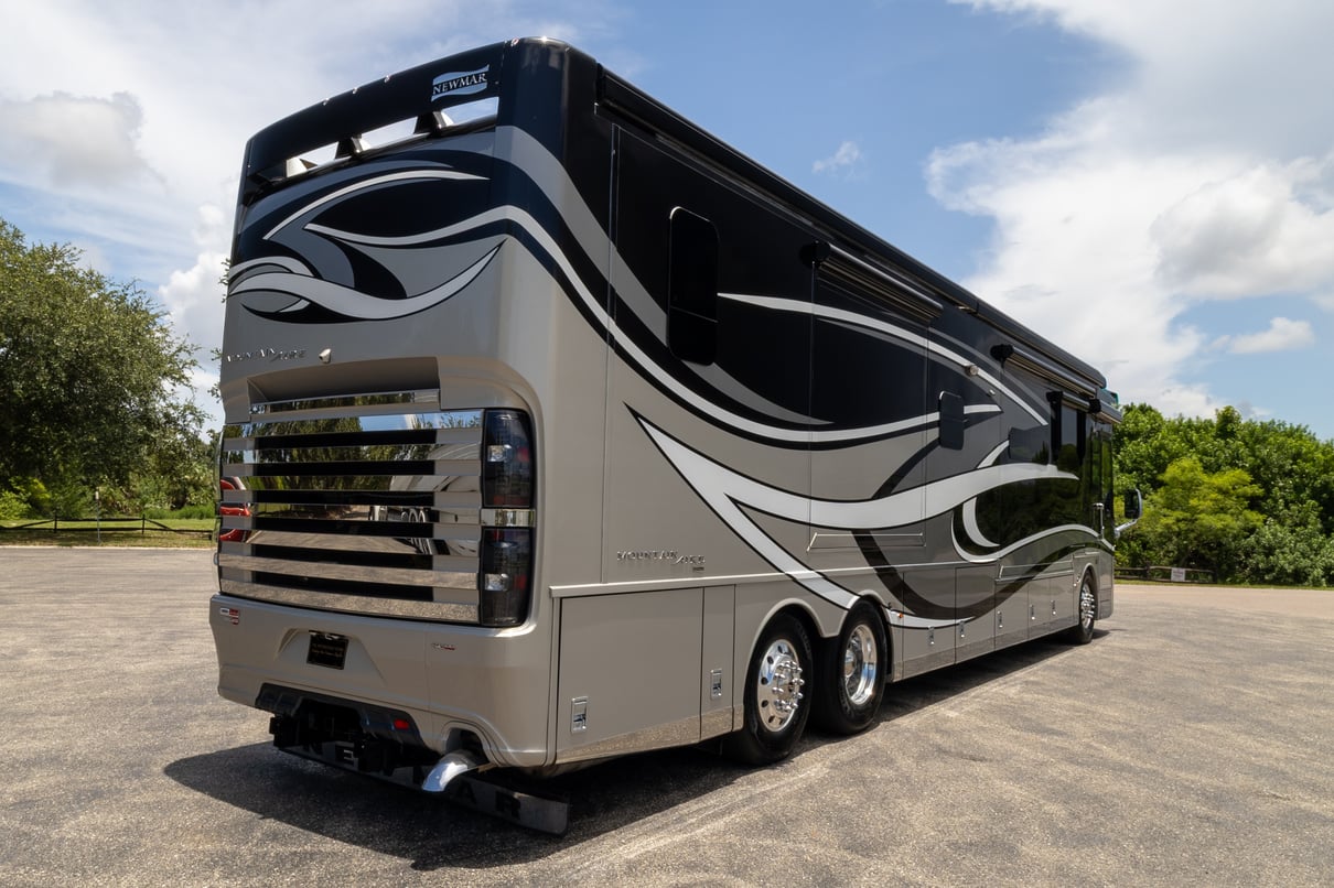 2019 Newmar Mountain Aire 4534 gallery image-5