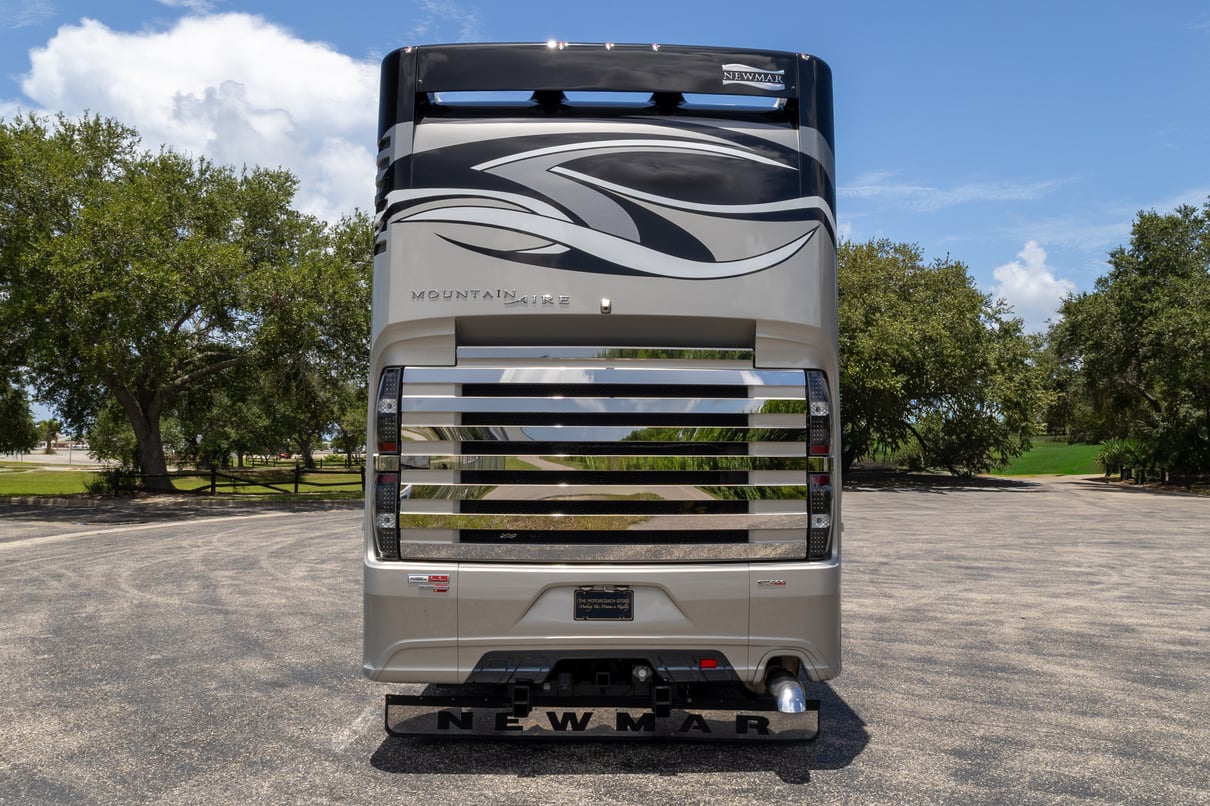 2019 Newmar Mountain Aire 4534 gallery image-6
