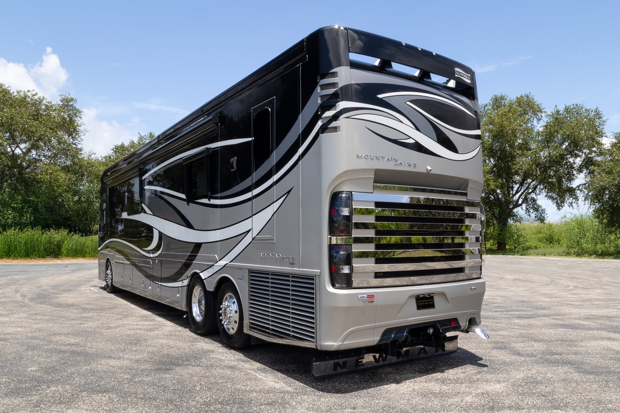 2019 Newmar Mountain Aire 4534 gallery image-7