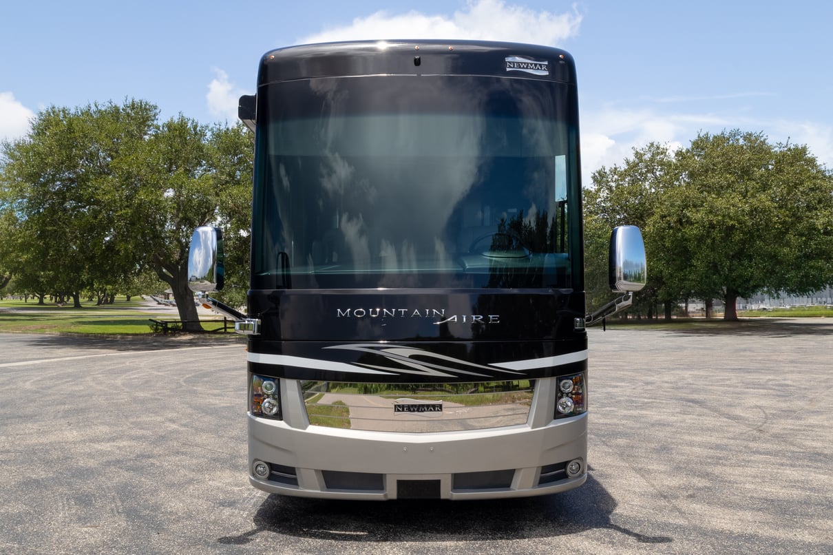 2019 Newmar Mountain Aire 4534 gallery image-12