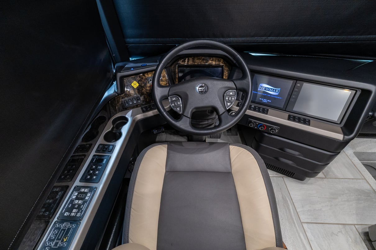 2019 Newmar Mountain Aire 4534 gallery image-13