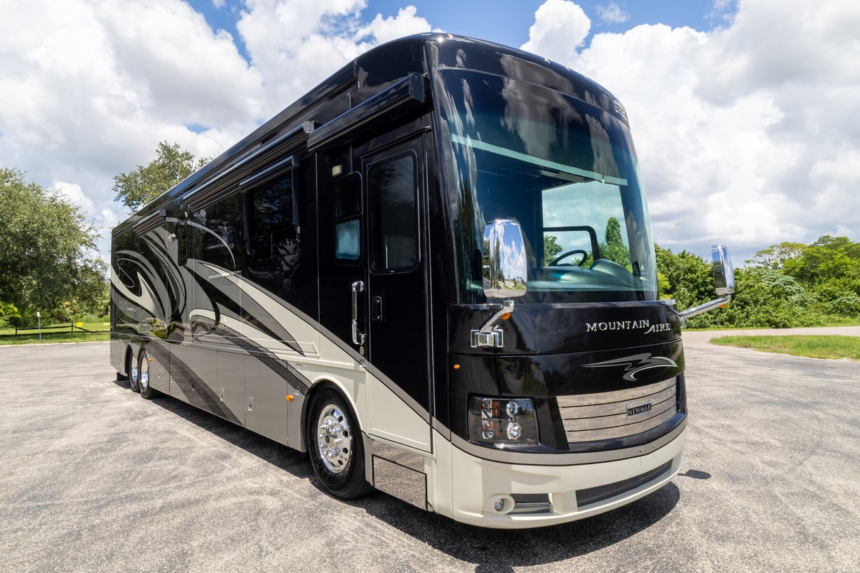 2015 Newmar Mountain Aire 4553 gallery image-1