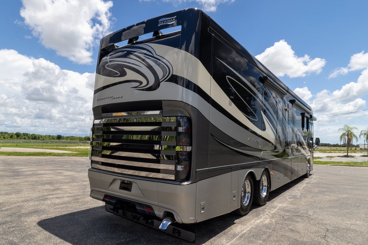 2015 Newmar Mountain Aire 4553 gallery image-5