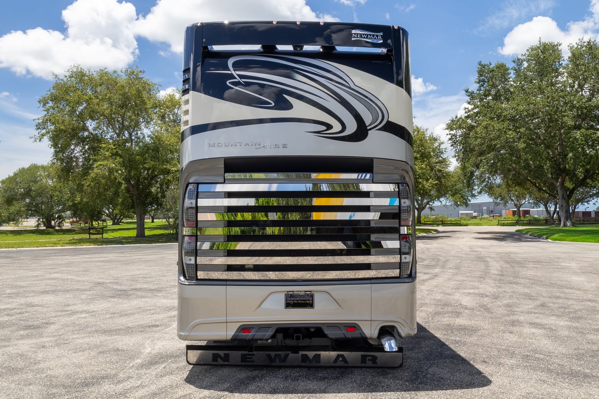 2015 Newmar Mountain Aire 4553 gallery image-6