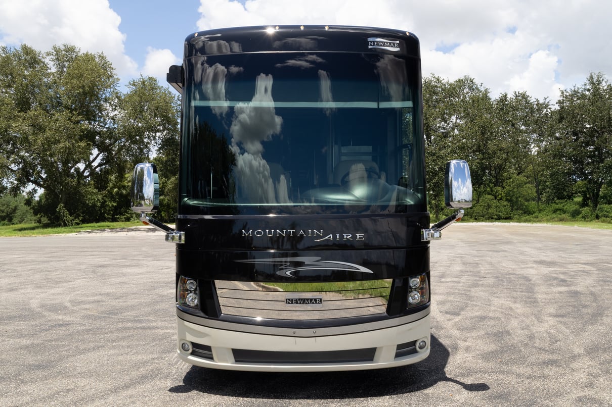 2015 Newmar Mountain Aire 4553 gallery image-12