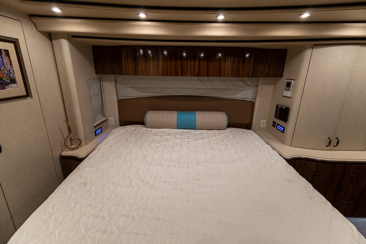2017 Prevost Marathon H3 45 gallery image-26